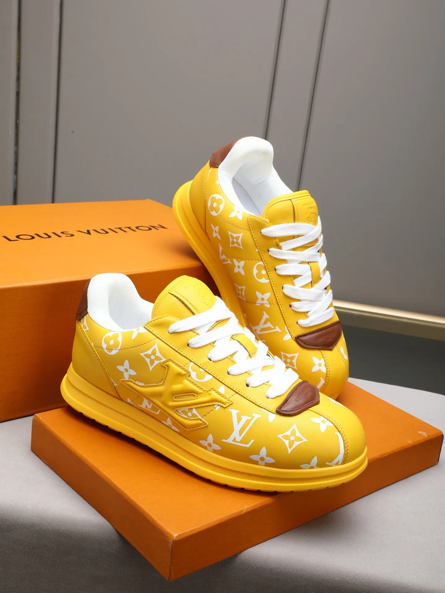 PP560 LV Louis Vuitton L Jialu Brand Runner Tatic Series Thick-soled Casual Sports Shoes Running Shoes Original purchase, development and production This LV Runner Tatic sports shoe combines technical materials such as mesh fabric and ribbons to interpret the inspiration of traditional mountaineering shoes. LV letters are written on one side, the lariat buckle of the quick lacing system is embellished with Monogram flowers and Louis Vuitton logos, and the light and wear-resistant rubber outsole completes the whole. ▪️Fabric: Original imported cowhide + mesh ▪️Inner lining: Original customized breathable mesh ▪️Sole: Original open-molded anti-slip rubber combination material ▪️Size: Men's 38-44 (customized for 45 and 46)